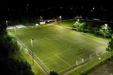 Neue LED-Flutlicht-Anlage an der Waldkampfbahn 